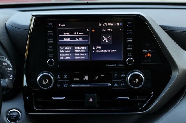 2022 Toyota Highlander LE - Photo 10