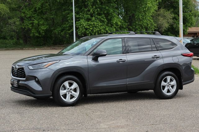 2022 Toyota Highlander LE - Photo 13