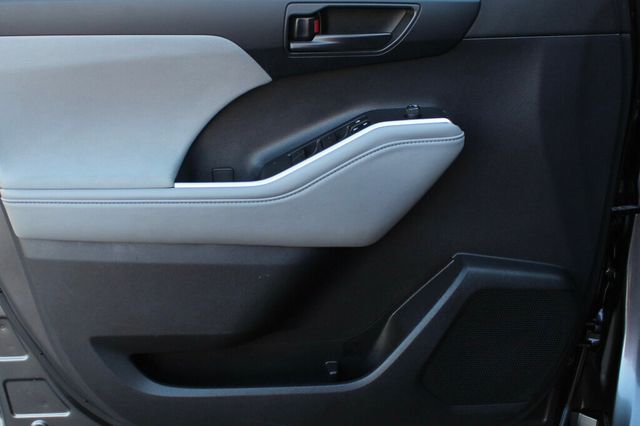 2022 Toyota Highlander LE - Photo 16