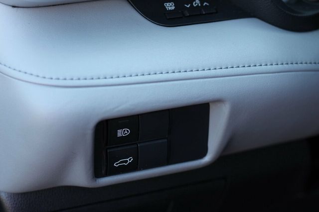 2022 Toyota Highlander LE - Photo 18