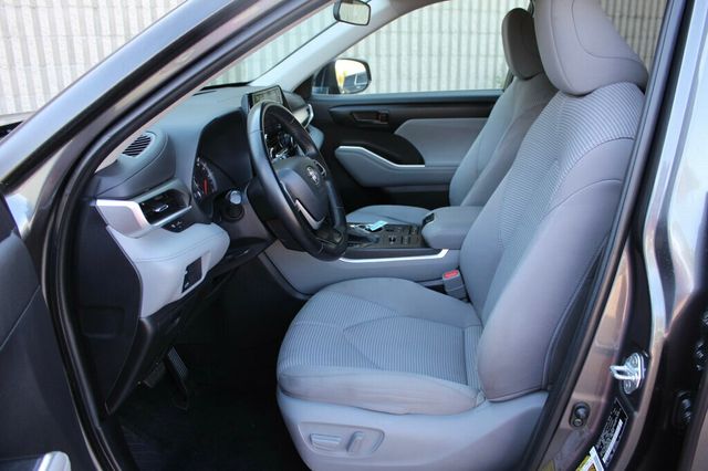 2022 Toyota Highlander LE - Photo 19