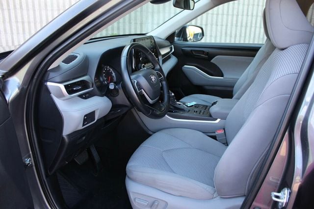 2022 Toyota Highlander LE - Photo 20