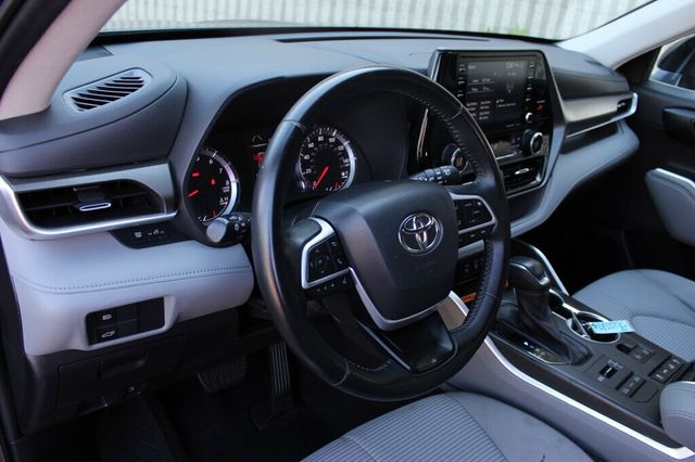 2022 Toyota Highlander LE - Photo 21
