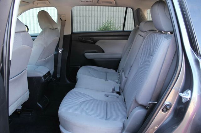 2022 Toyota Highlander LE - Photo 23