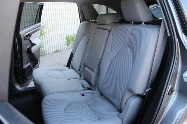2022 Toyota Highlander LE - Photo 24