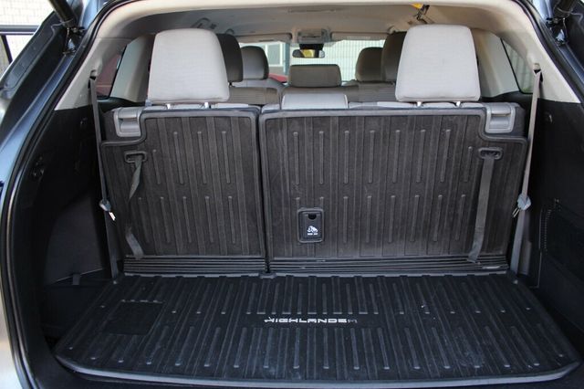 2022 Toyota Highlander LE - Photo 30