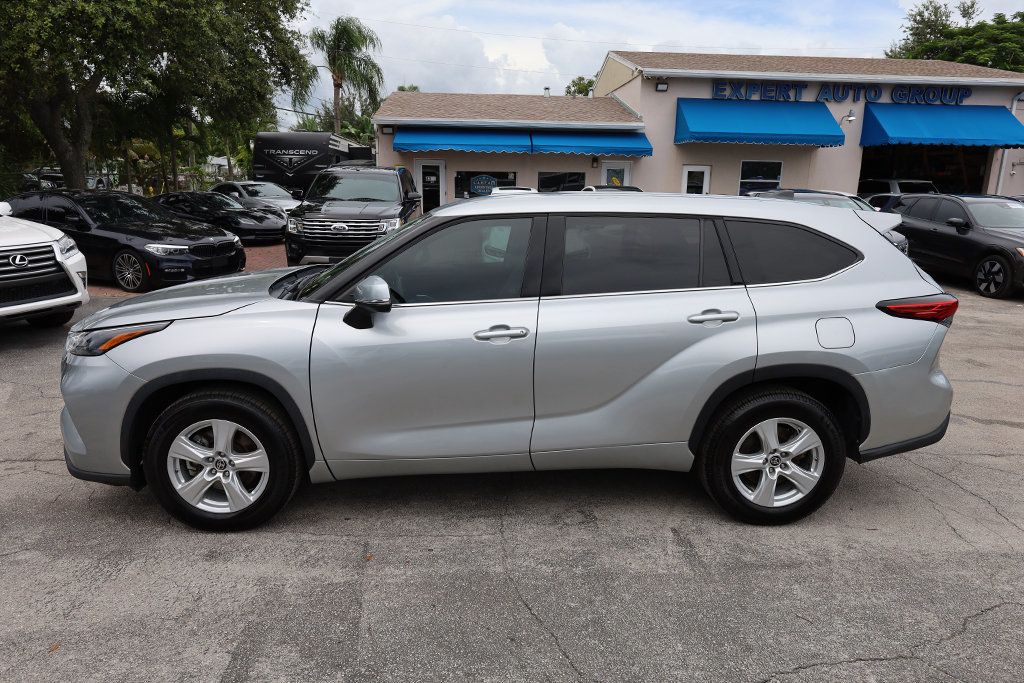 2022 Toyota Highlander Hybrid LE photo 11