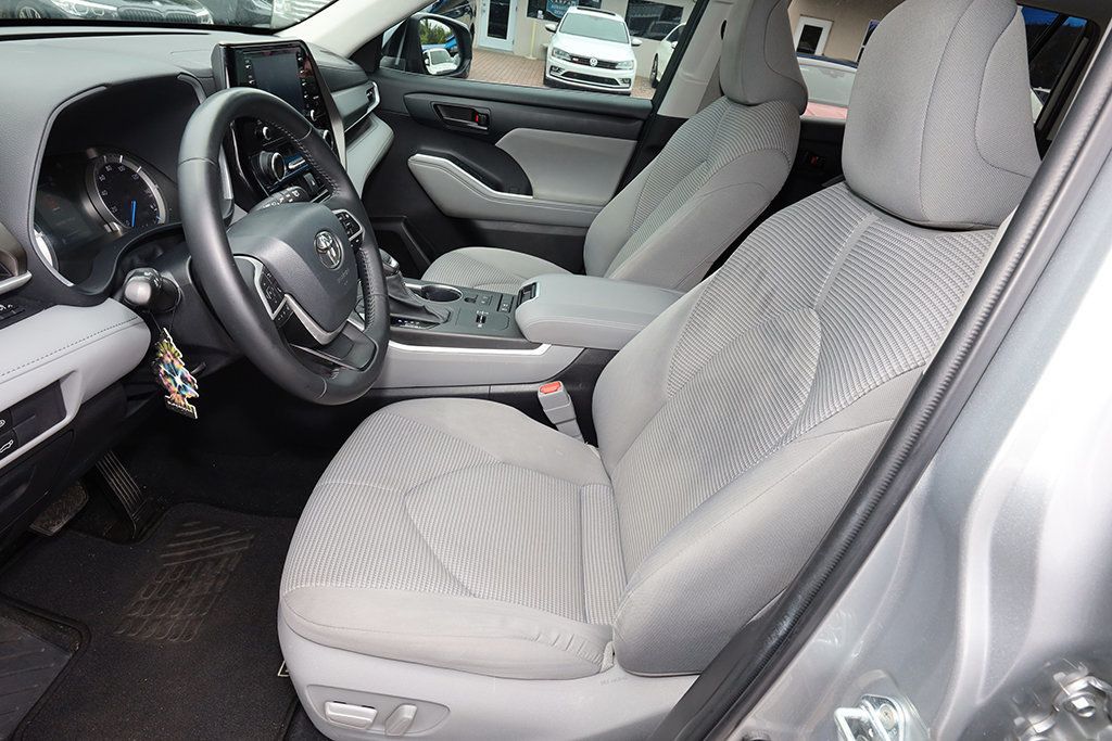 2022 Toyota Highlander Hybrid LE photo 12