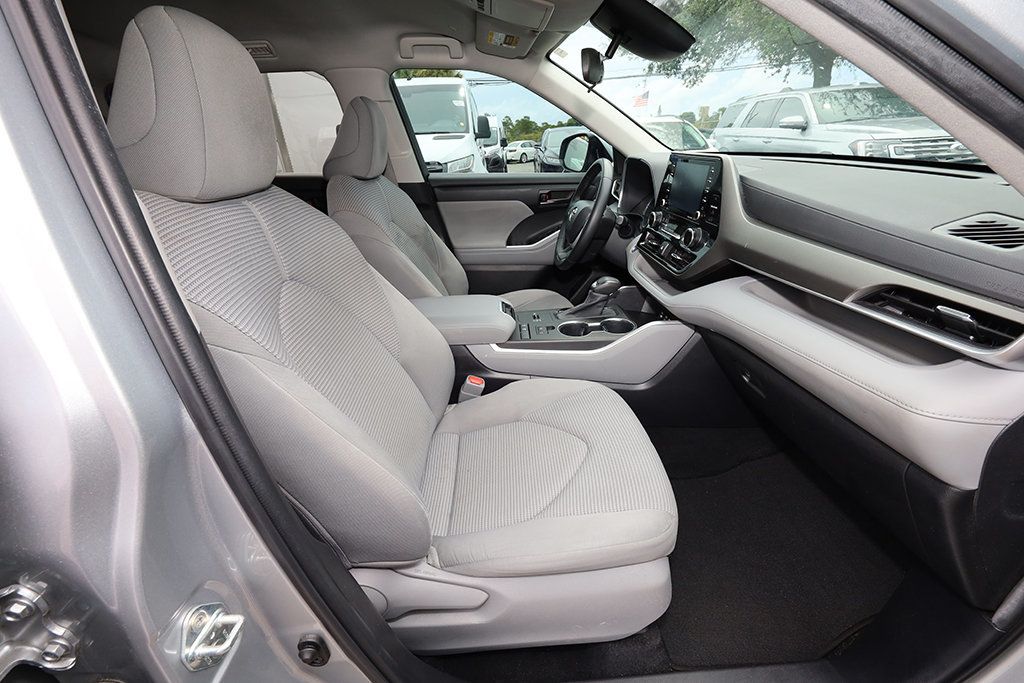 2022 Toyota Highlander Hybrid LE photo 13