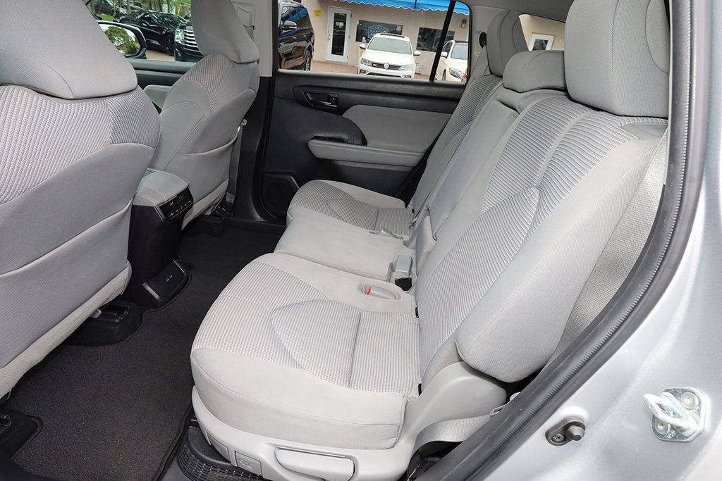 2022 Toyota Highlander Hybrid LE photo 14