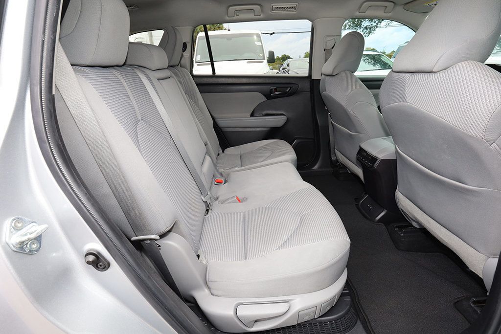 2022 Toyota Highlander Hybrid LE photo 15