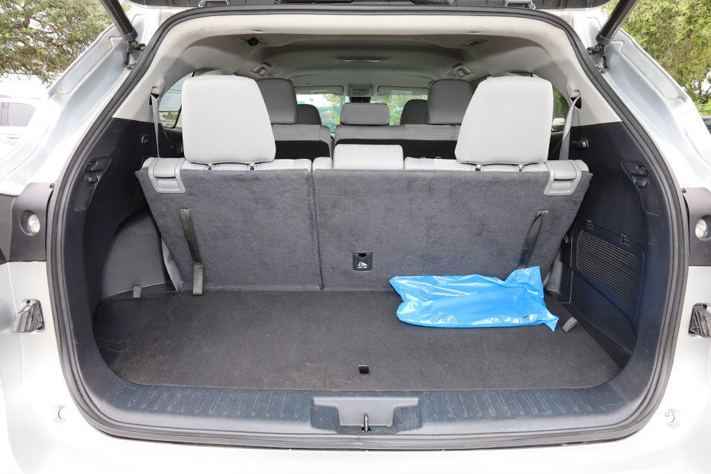 2022 Toyota Highlander Hybrid LE photo 17