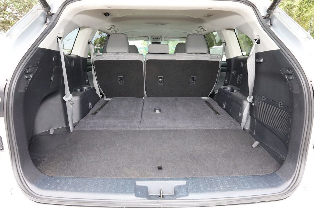2022 Toyota Highlander Hybrid LE photo 18