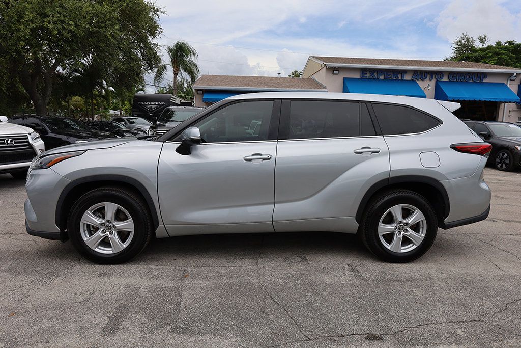 2022 Toyota Highlander Hybrid LE photo 2