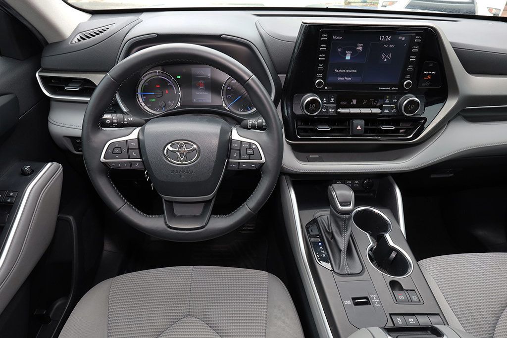 2022 Toyota Highlander Hybrid LE photo 20