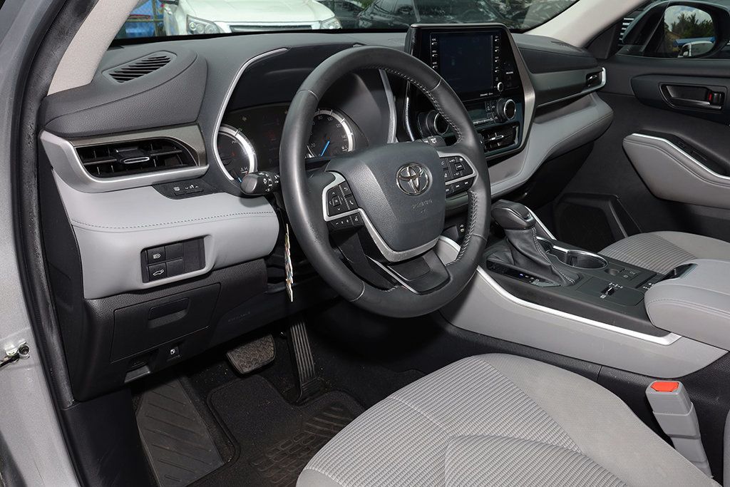 2022 Toyota Highlander Hybrid LE photo 21
