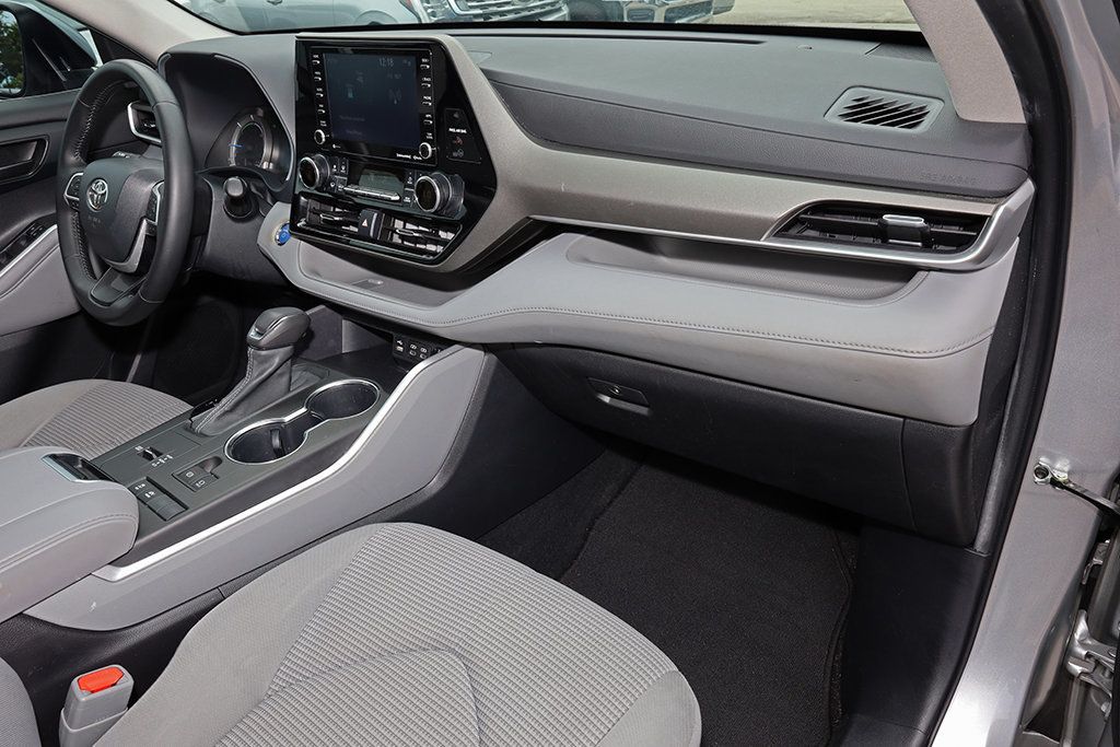 2022 Toyota Highlander Hybrid LE photo 22