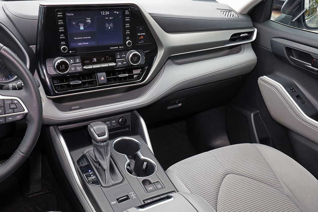2022 Toyota Highlander Hybrid LE photo 23