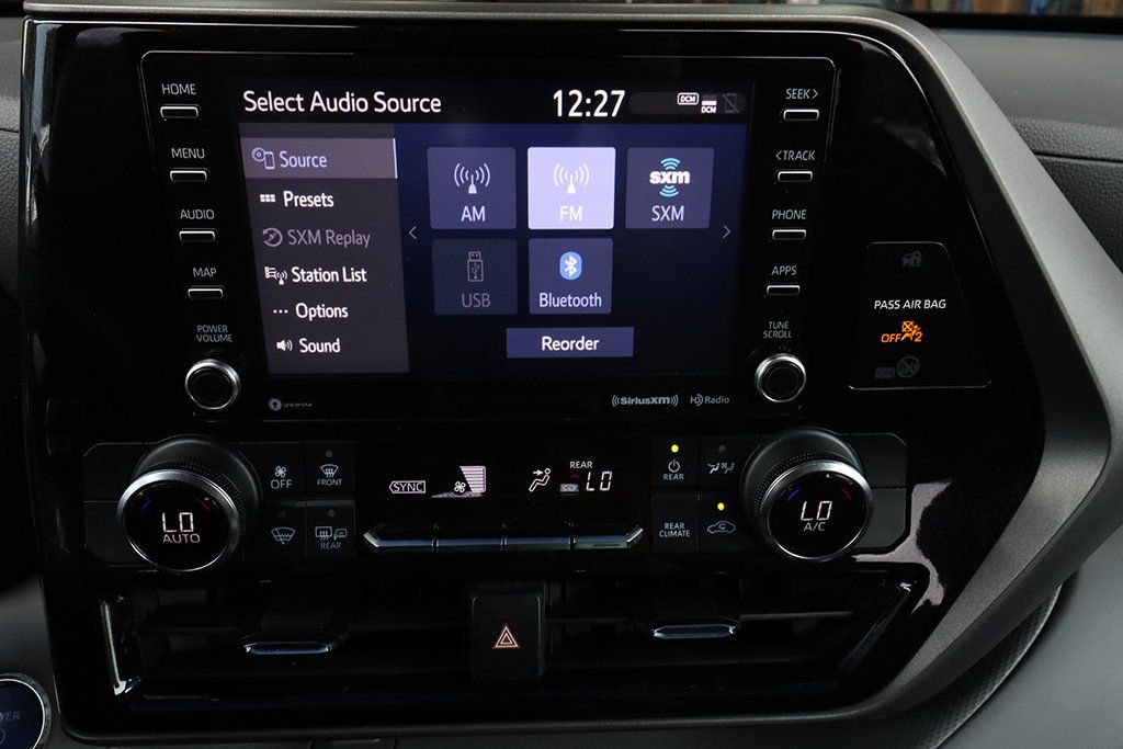 2022 Toyota Highlander Hybrid LE photo 26