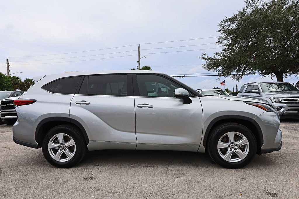 2022 Toyota Highlander Hybrid LE photo 3