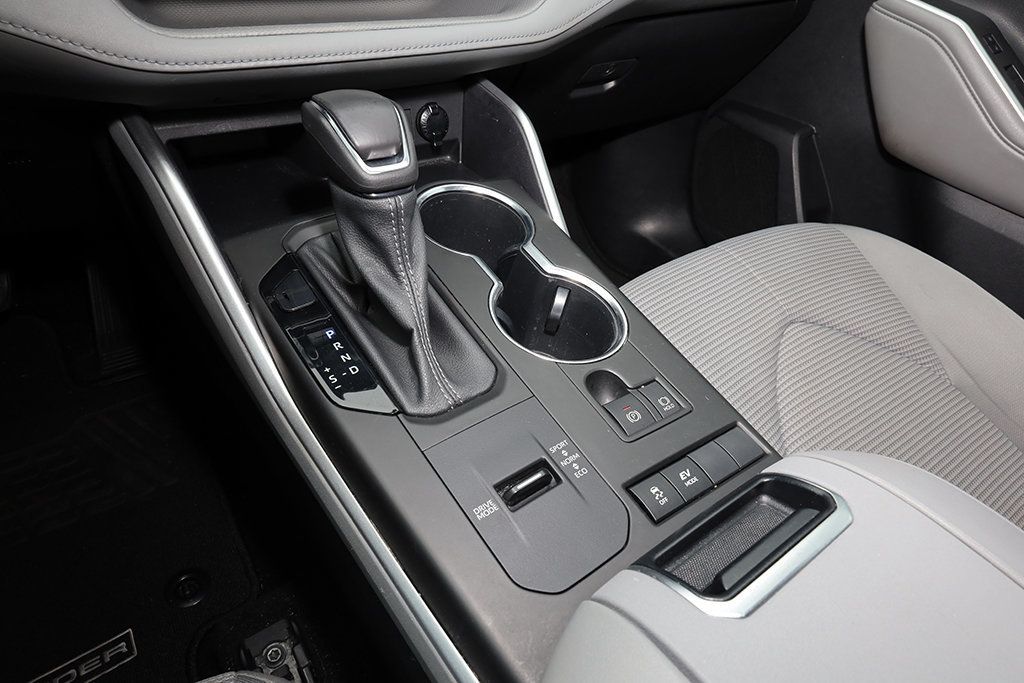 2022 Toyota Highlander Hybrid LE photo 31