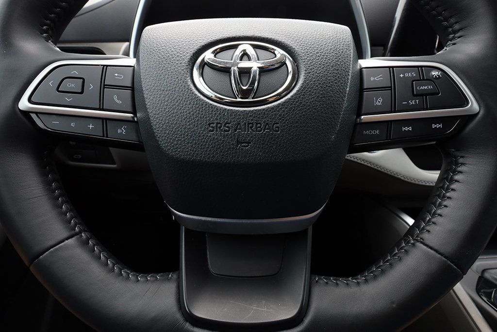 2022 Toyota Highlander Hybrid LE photo 32