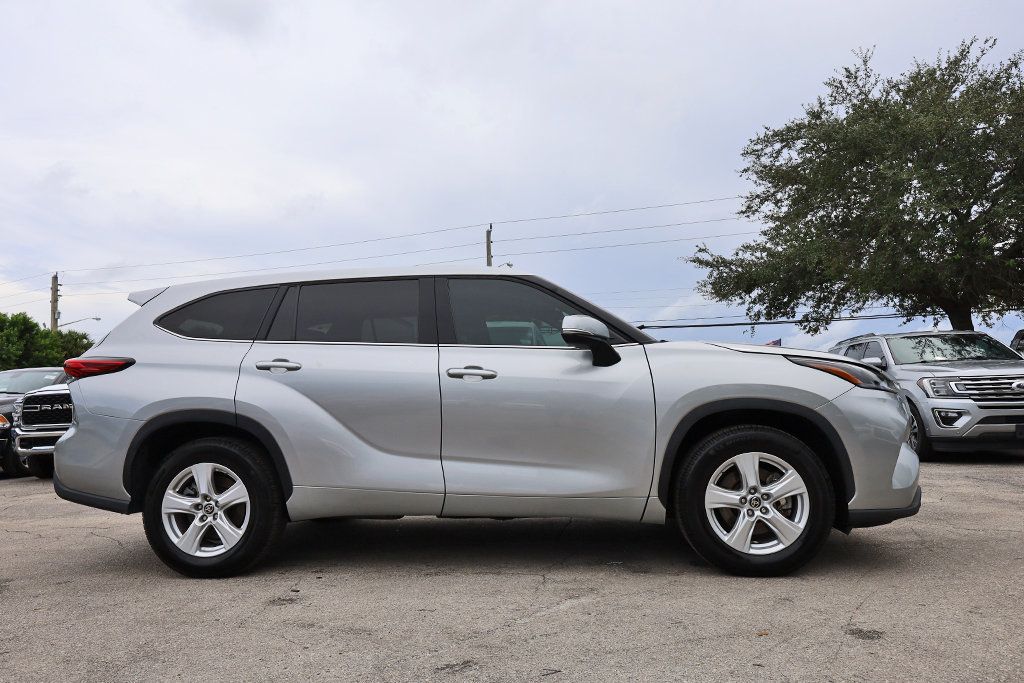 2022 Toyota Highlander Hybrid LE photo 36