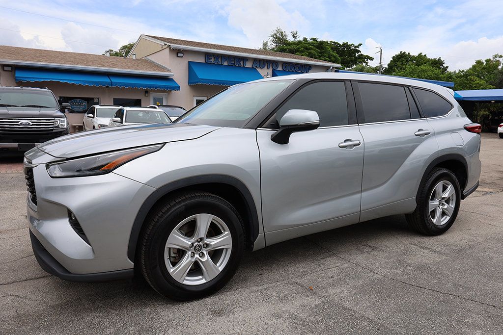 2022 Toyota Highlander Hybrid LE photo 4