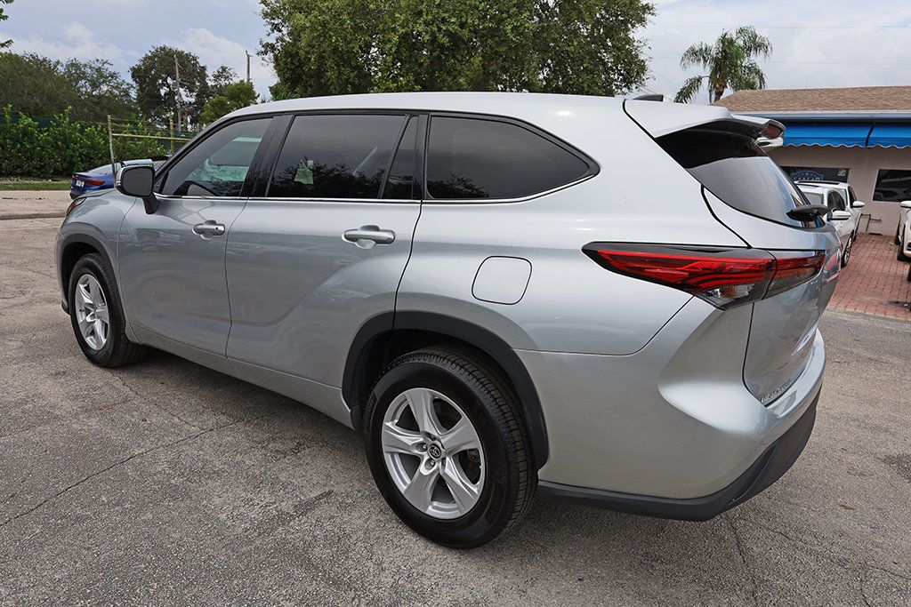 2022 Toyota Highlander Hybrid LE photo 6