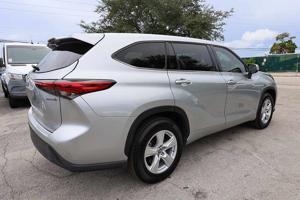 2022 Toyota Highlander Hybrid LE photo 7