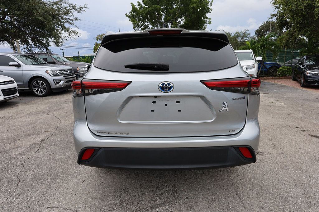 2022 Toyota Highlander Hybrid LE photo 9