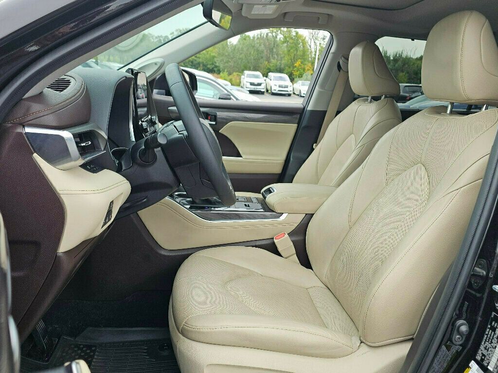 2022 Toyota Highlander Hybrid Limited photo 15