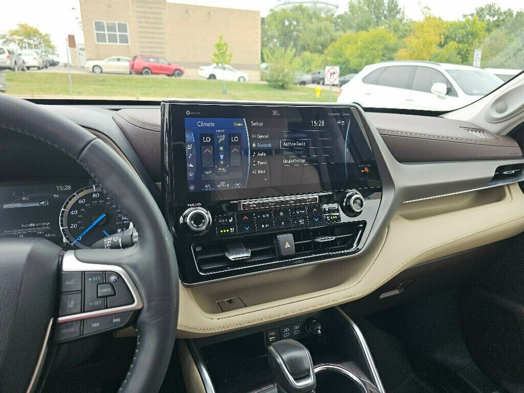 2022 Toyota Highlander Hybrid Limited photo 26