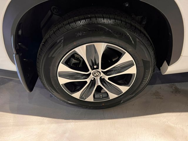 2022 Toyota Highlander LocalTrade/XLE/AWD/MoonRoof/3rdRow/HtdSeats/AdapCruise - 22985229 - 11