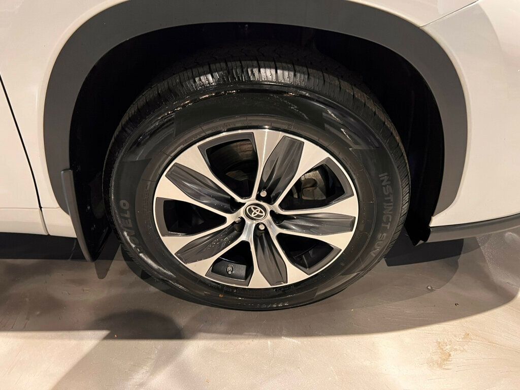 2022 Toyota Highlander LocalTrade/XLE/AWD/MoonRoof/3rdRow/HtdSeats/AdapCruise - 22985229 - 12