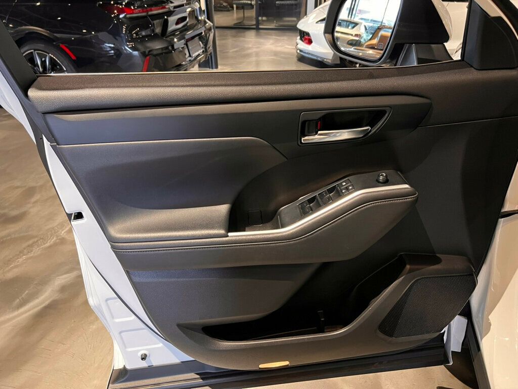 2022 Toyota Highlander LocalTrade/XLE/AWD/MoonRoof/3rdRow/HtdSeats/AdapCruise - 22985229 - 13