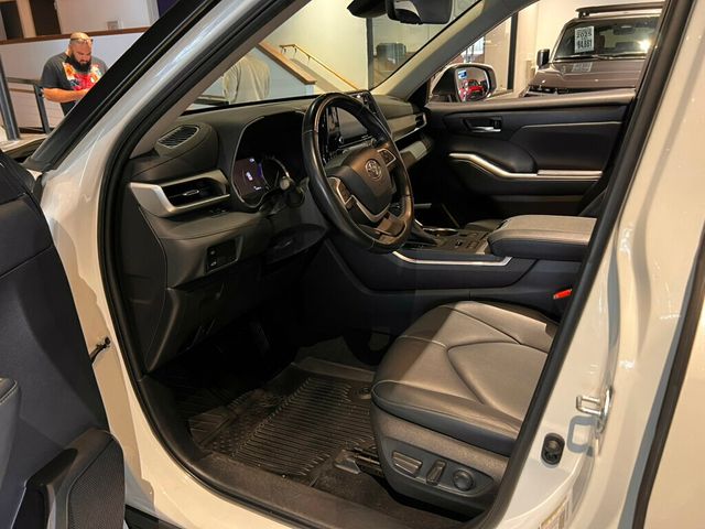 2022 Toyota Highlander LocalTrade/XLE/AWD/MoonRoof/3rdRow/HtdSeats/AdapCruise - 22985229 - 14