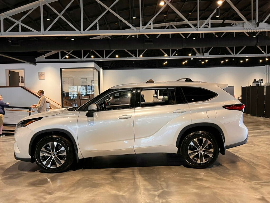 2022 Toyota Highlander LocalTrade/XLE/AWD/MoonRoof/3rdRow/HtdSeats/AdapCruise - 22985229 - 1