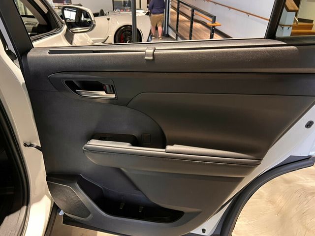 2022 Toyota Highlander LocalTrade/XLE/AWD/MoonRoof/3rdRow/HtdSeats/AdapCruise - 22985229 - 26