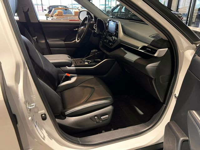 2022 Toyota Highlander LocalTrade/XLE/AWD/MoonRoof/3rdRow/HtdSeats/AdapCruise - 22985229 - 30