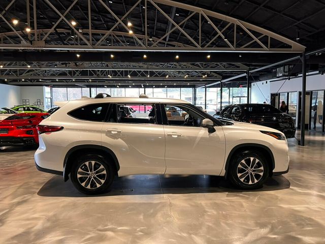 2022 Toyota Highlander LocalTrade/XLE/AWD/MoonRoof/3rdRow/HtdSeats/AdapCruise - 22985229 - 5