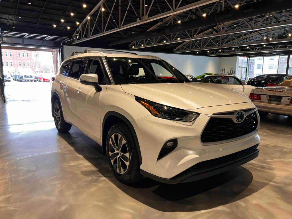 2022 Toyota Highlander LocalTrade/XLE/AWD/MoonRoof/3rdRow/HtdSeats/AdapCruise - 22985229 - 6