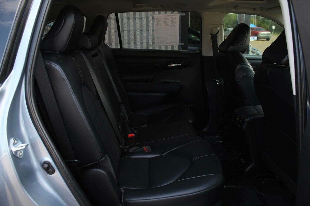 2022 Toyota Highlander XLE photo 8