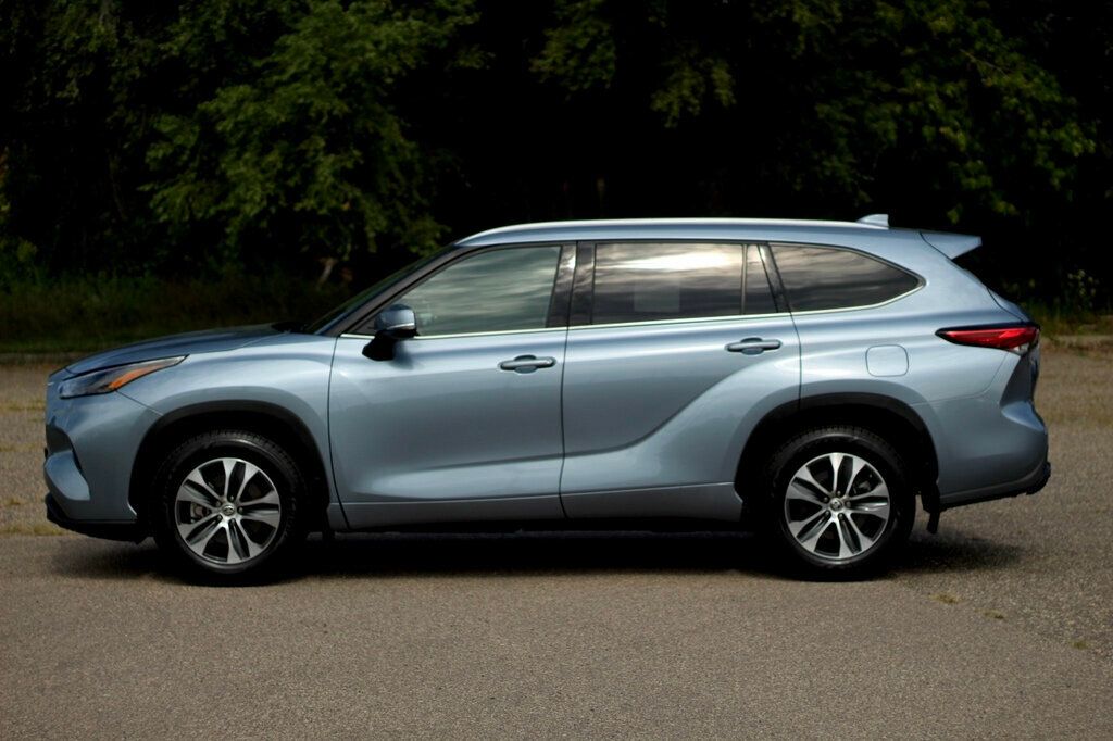 2022 Toyota Highlander XLE photo 16