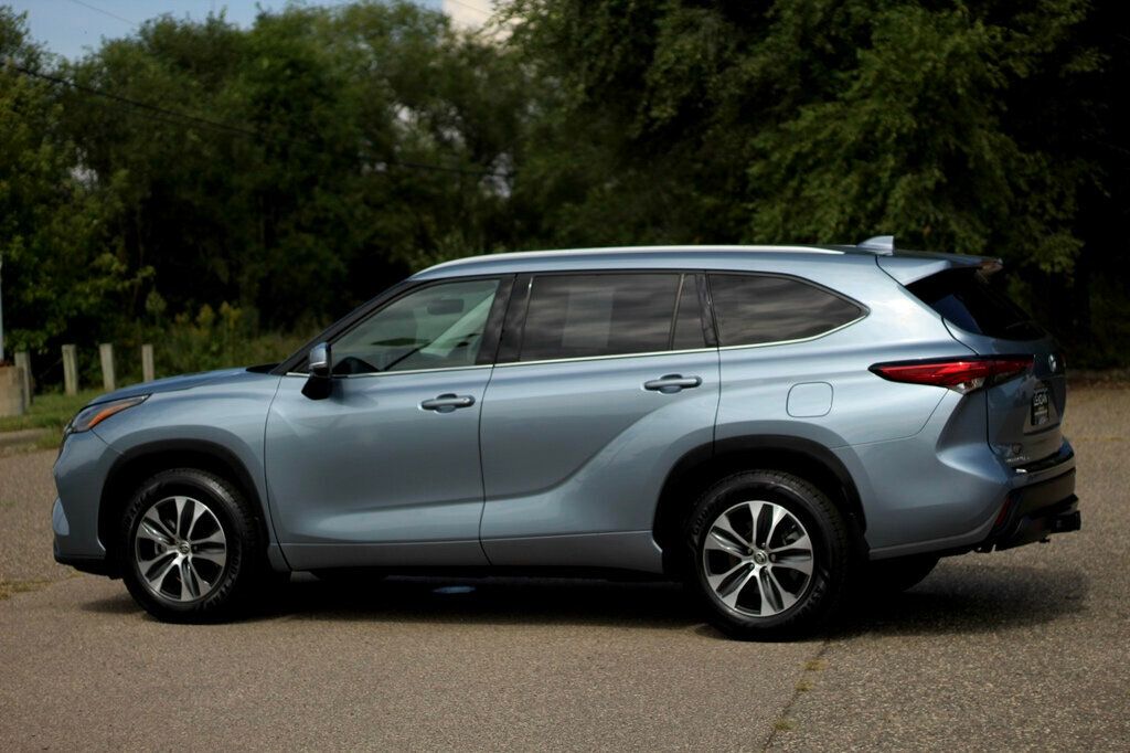 2022 Toyota Highlander XLE photo 17