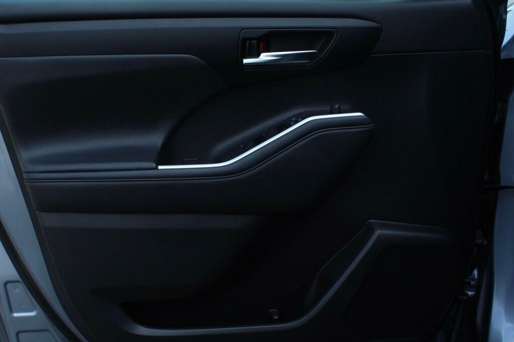 2022 Toyota Highlander XLE photo 18