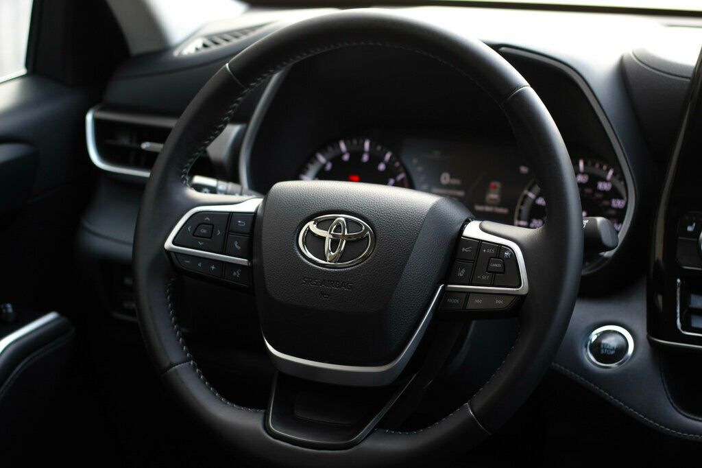 2022 Toyota Highlander XLE photo 24