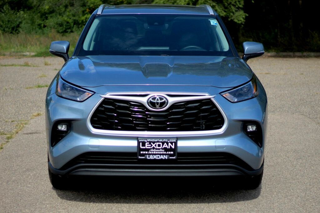2022 Toyota Highlander XLE photo 2