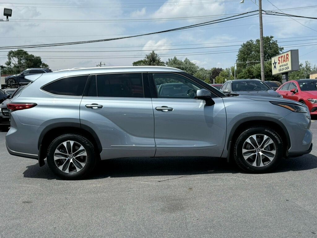 2022 Toyota Highlander XLE photo 16
