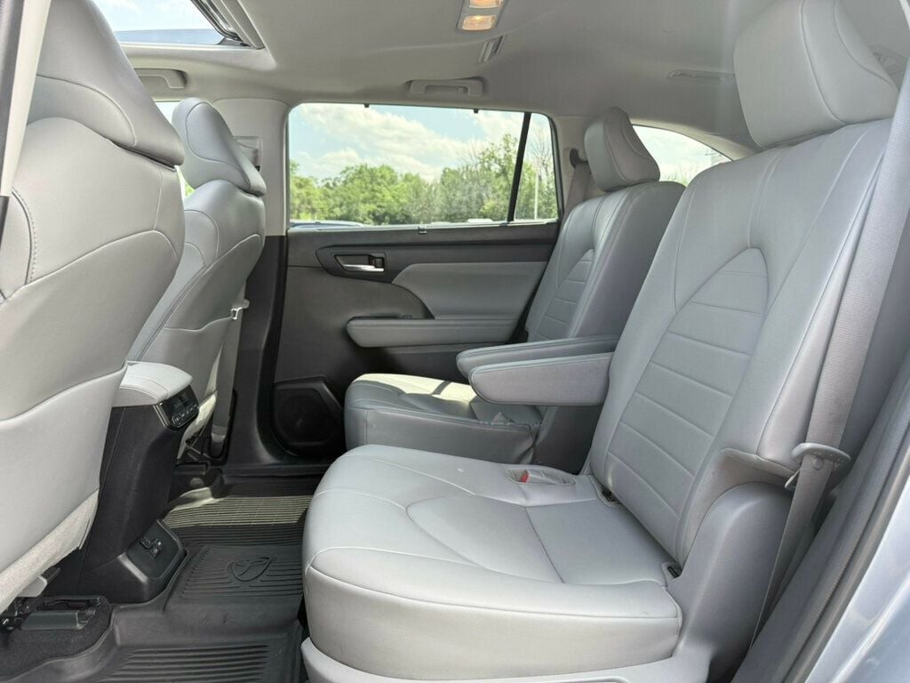 2022 Toyota Highlander XLE photo 18